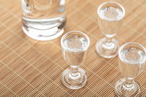 2021年度中國白酒市場(chǎng)大盤點(diǎn) 消費(fèi)升級(jí)驅(qū)動(dòng)下，高端與次高端品牌引領(lǐng)零售新格局